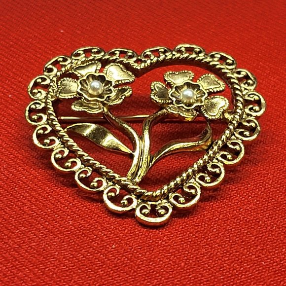 VTG Open Gold Tone Filigree Heart Floral  Faux Pearl Center Pin Brooch - Picture 3 of 11